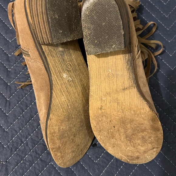 Tan Booties with Fringe
PREOWNED/USED
Breckelles - Picture 4 of 5